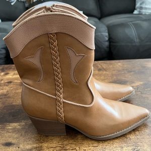 Universal threads short cowboy boots Sz 6.5